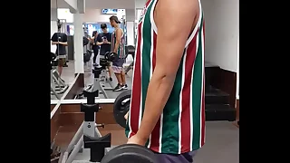 Novinho gostoso maromba anabolizado exibindo seus músculos fibrosos